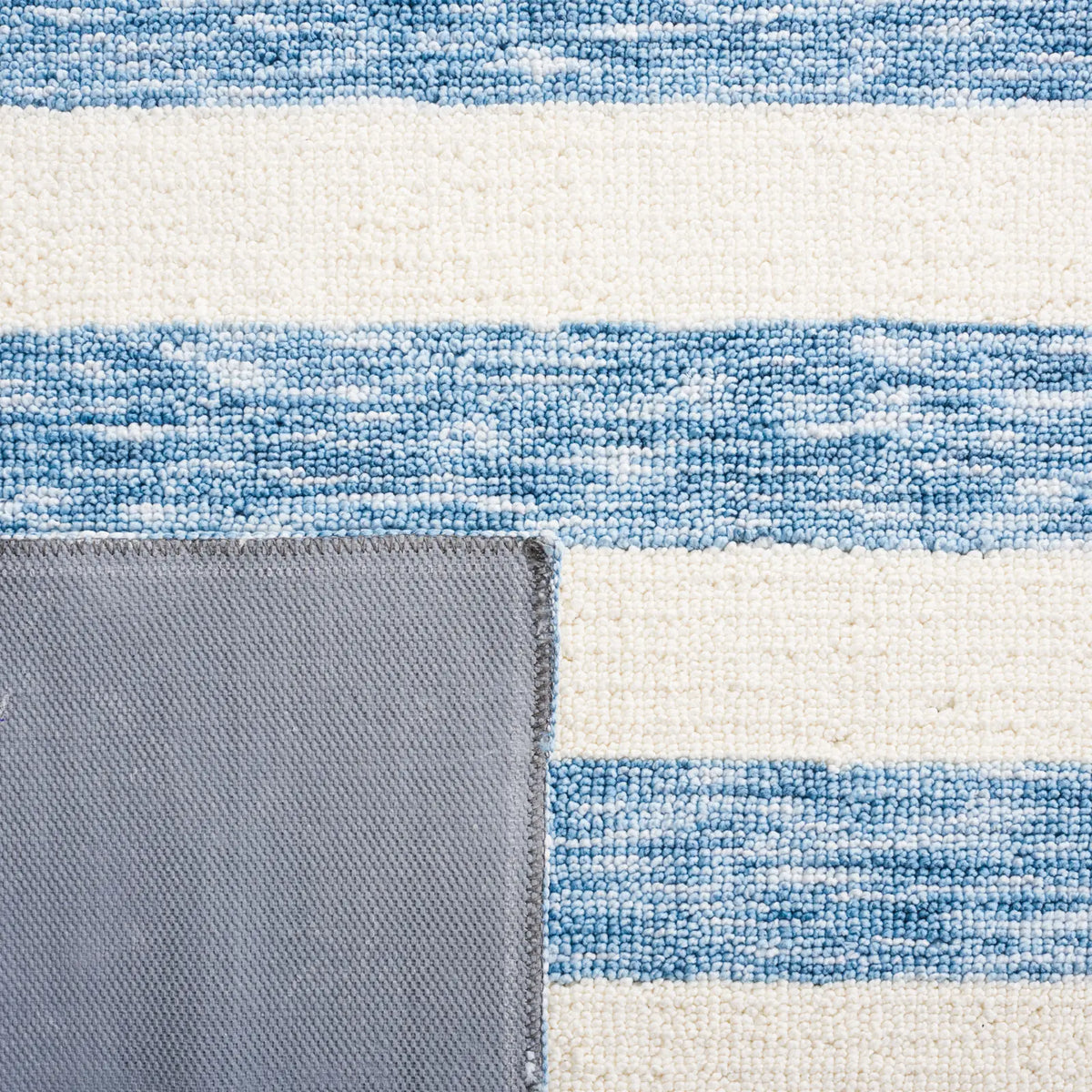 Safavieh Easy Care 4'-0" x 6'-0" Rug in Light Blue / Ivory