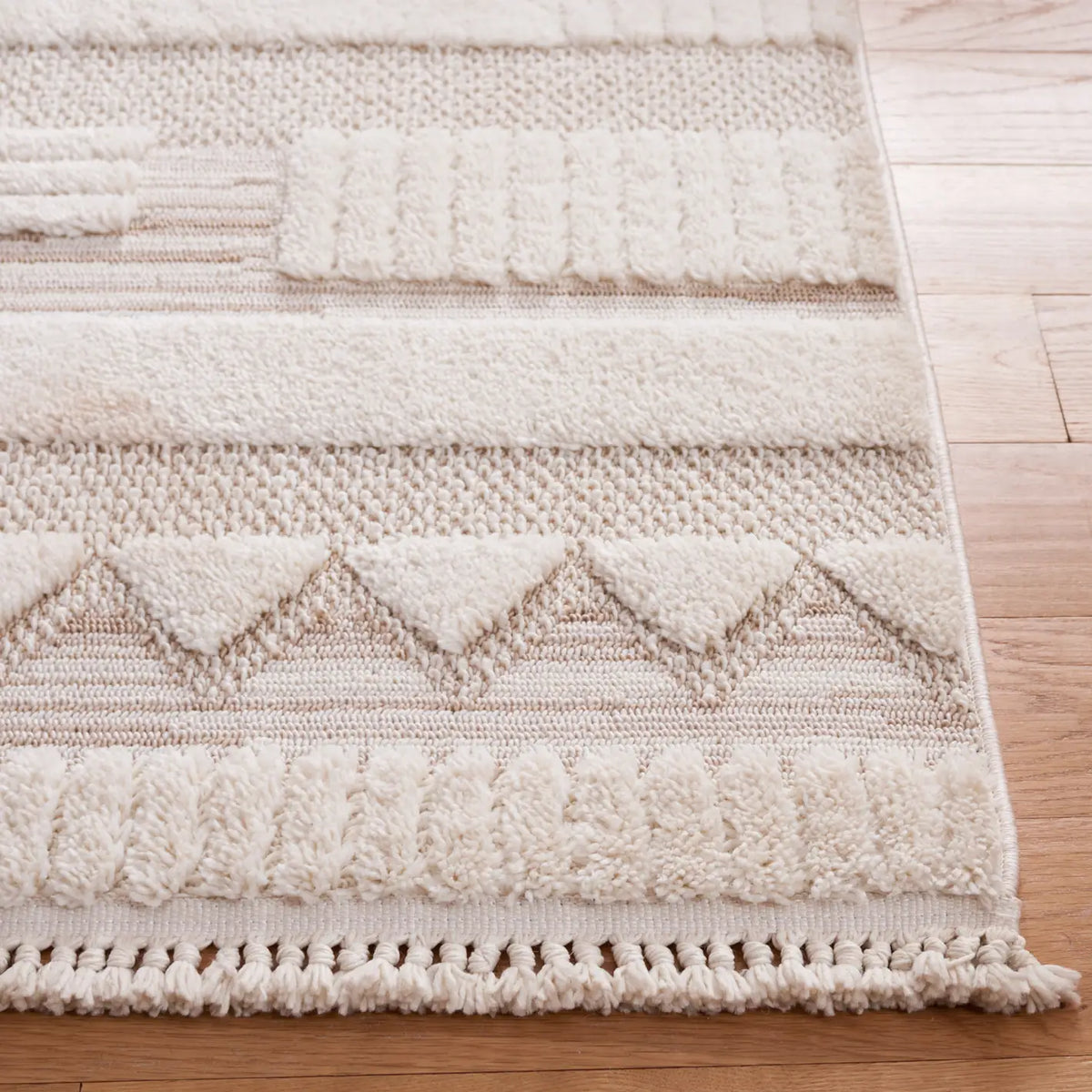 Safavieh Urban 4'-0" x 6'-0" Rug in Ivory / Beige