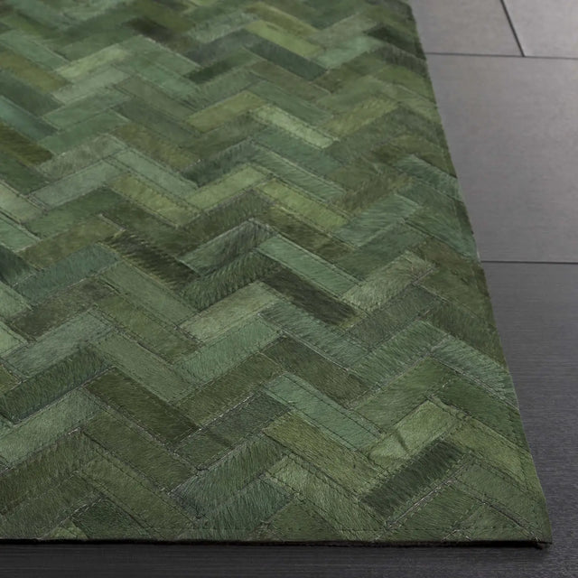 Safavieh Studio Leather 4'-0" x 6'-0" Rug in Green