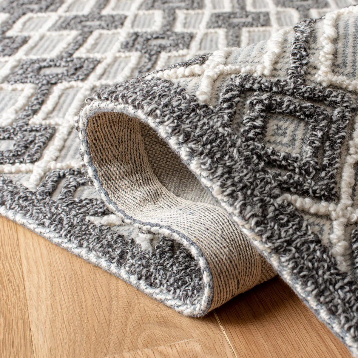 Safavieh Trace 4'-0" x 6'-0" Rug in Grey / Beige