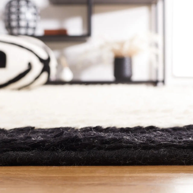 Safavieh Casablanca 4'-0" x 6'-0" Rug in Black / Ivory