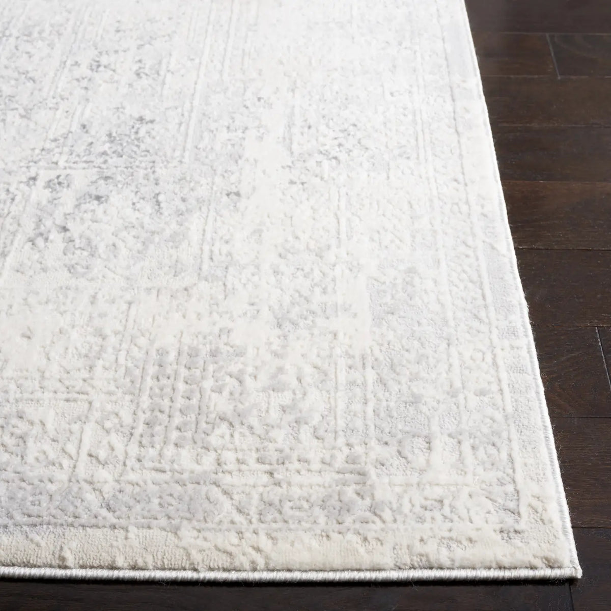 Safavieh Hanna 4'-0" x 6'-0" Rug in Ivory / Light Grey