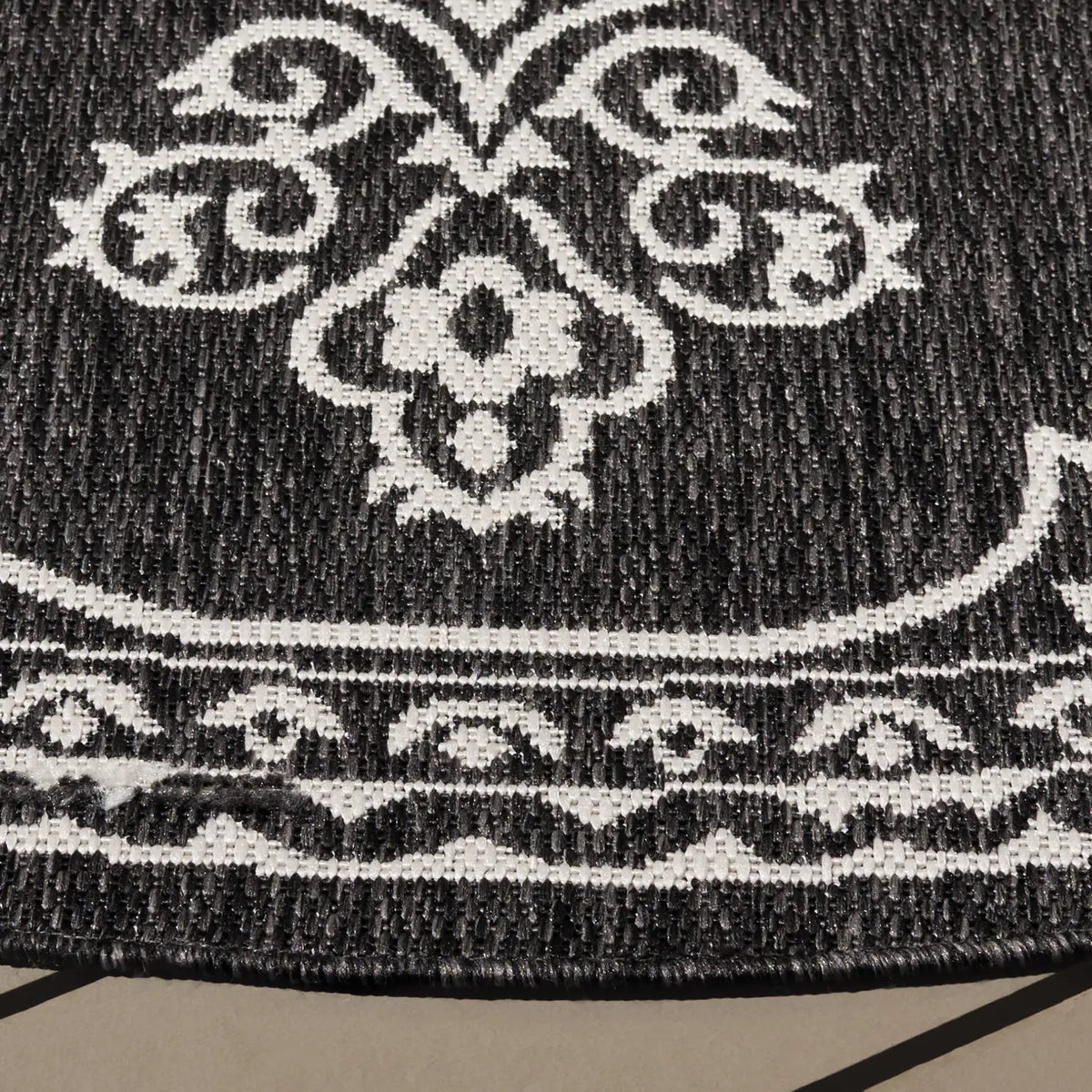 Safavieh Beach House 6'-7" x 6'-7" Rug in Charcoal / Ivory