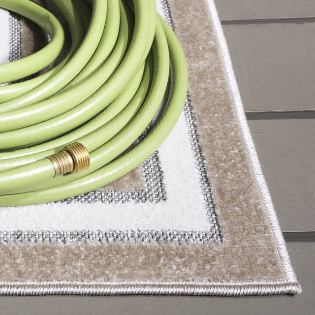 Safavieh Cabana 4'-5" x 6'-5" Rug in Beige / Ivory
