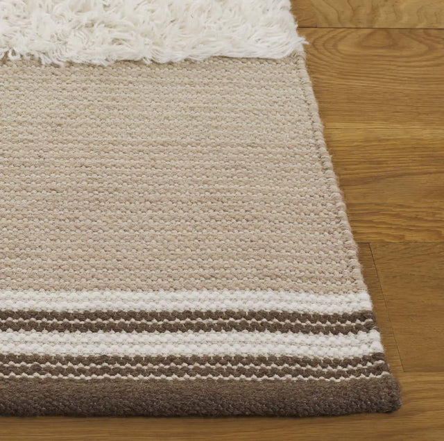 Safavieh Kenya 4'-0" x 6'-0" Rug in Beige / Ivory