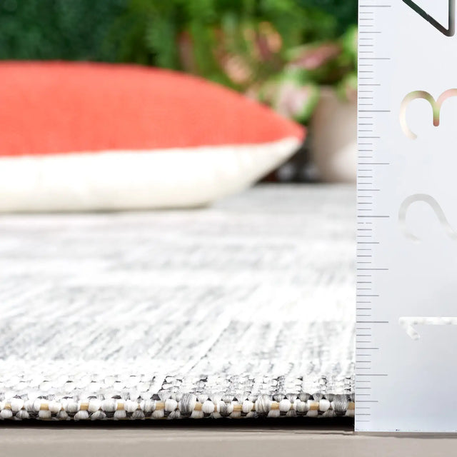 Safavieh Courtyard 4'-0" x 6'-0" Rug in Grey / Dark Grey