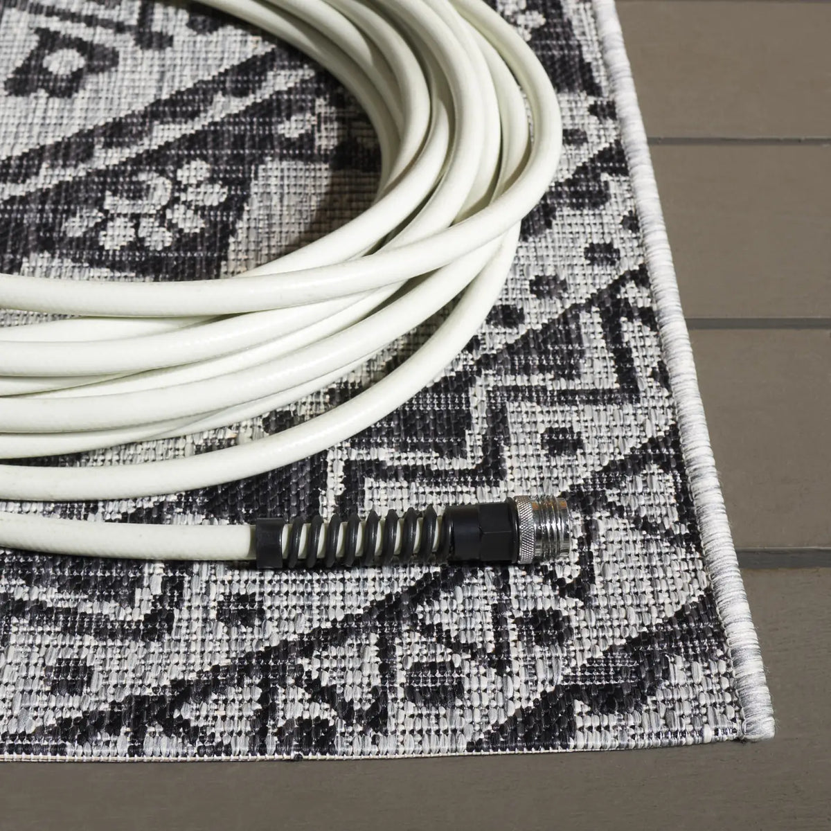 Safavieh Courtyard 5'-3" x 7'-7" Rug in Light Grey / Black