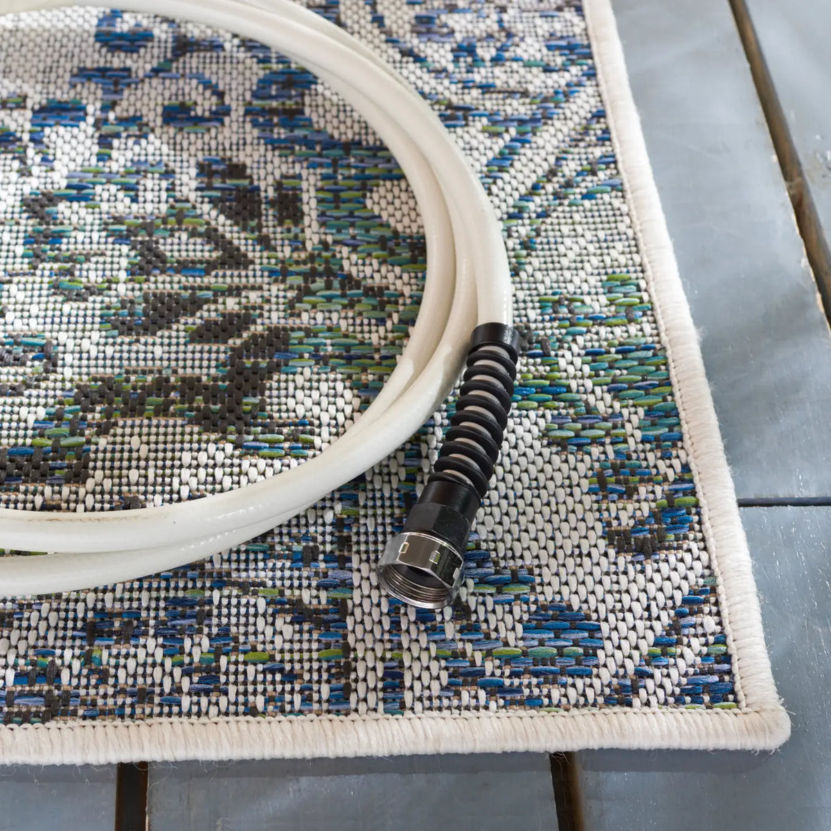 Safavieh Havana 4'-5" x 6'-5" Rug in Light Silver / Blue