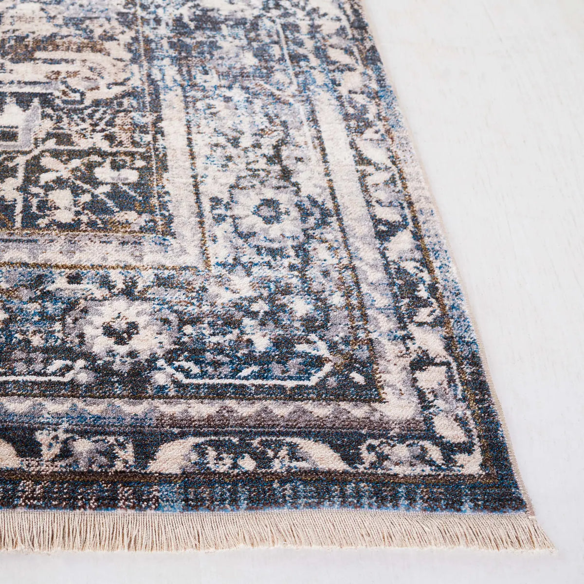 Safavieh Vintage Persian 4'-0" x 6'-0" Rug in Ivory / Blue