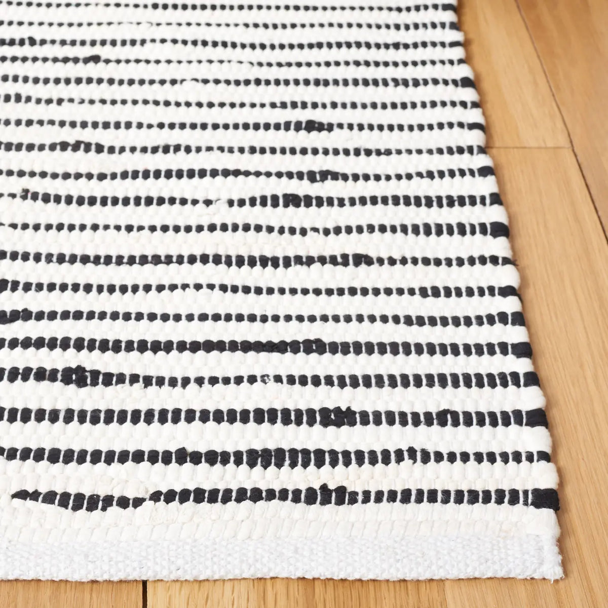 Safavieh Kilim 4'-0" x 6'-0" Rug in Navy / Ivory