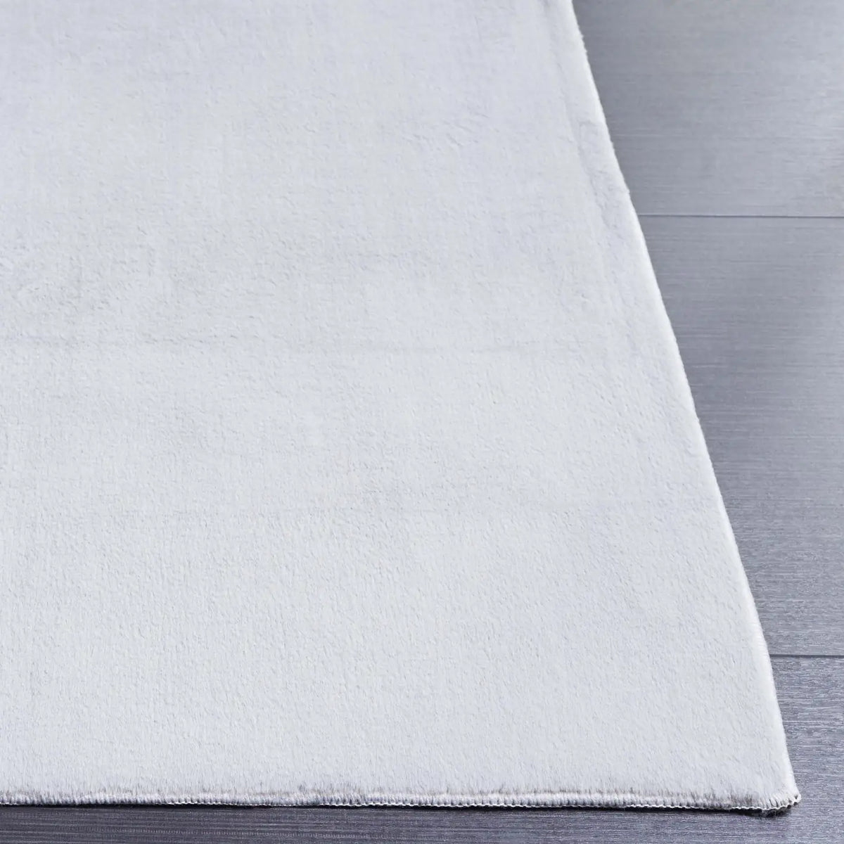 Safavieh Faux Rabbit Fur 4'-0" x 6'-0" Rug in Silver