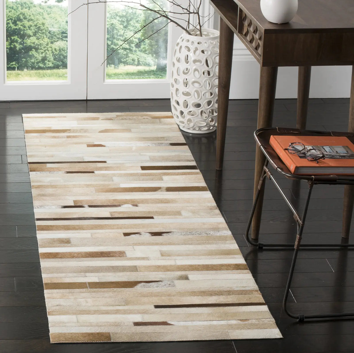 Safavieh Studio Leather 2'-3" x 11'-0" Rug in Tan / Ivory