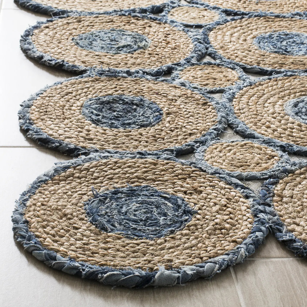 Safavieh Cape Cod 4'-0" x 6'-0" Rug in Blue / Natural
