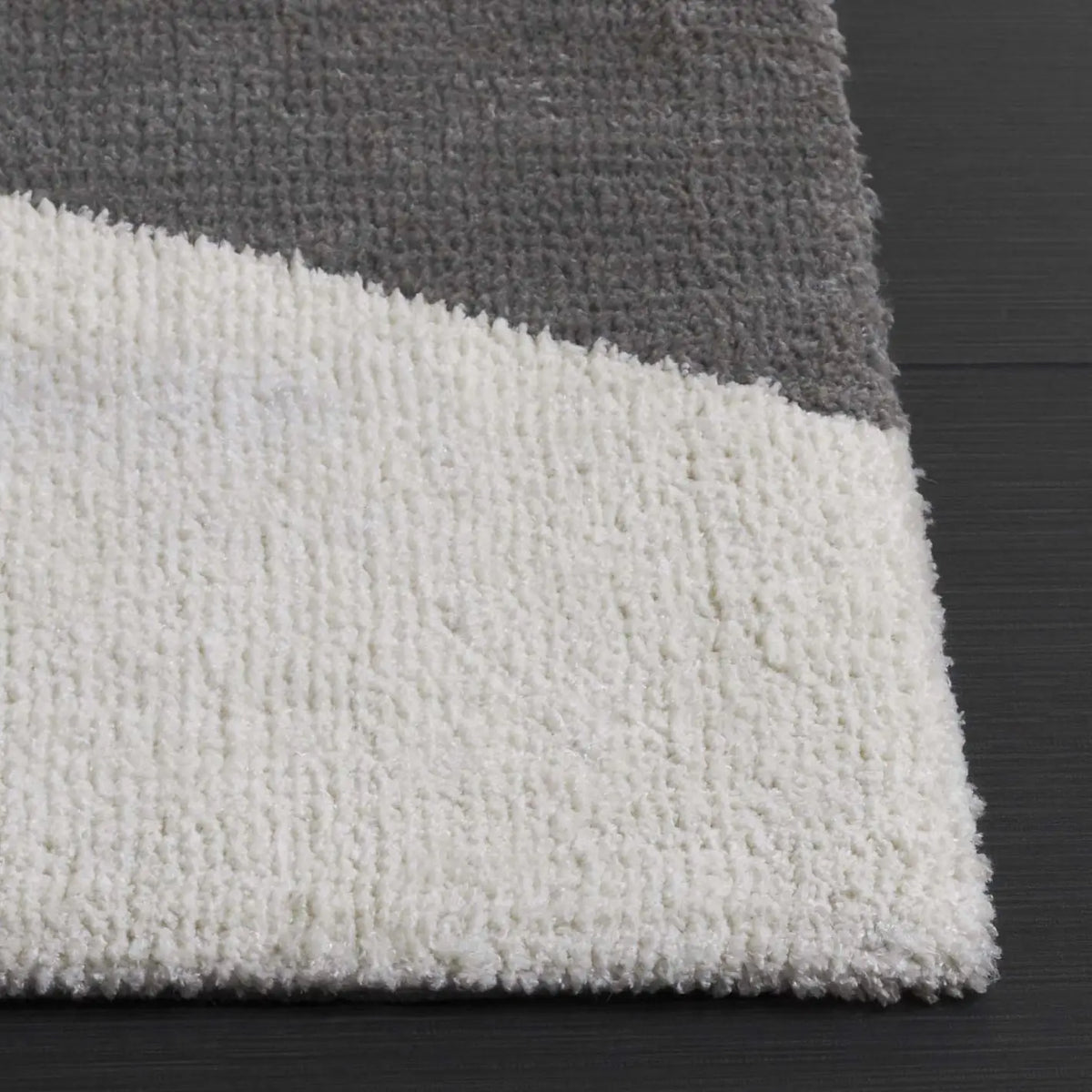 Safavieh Audrey 4'-0" x 6'-0" Rug in Grey / Ivory