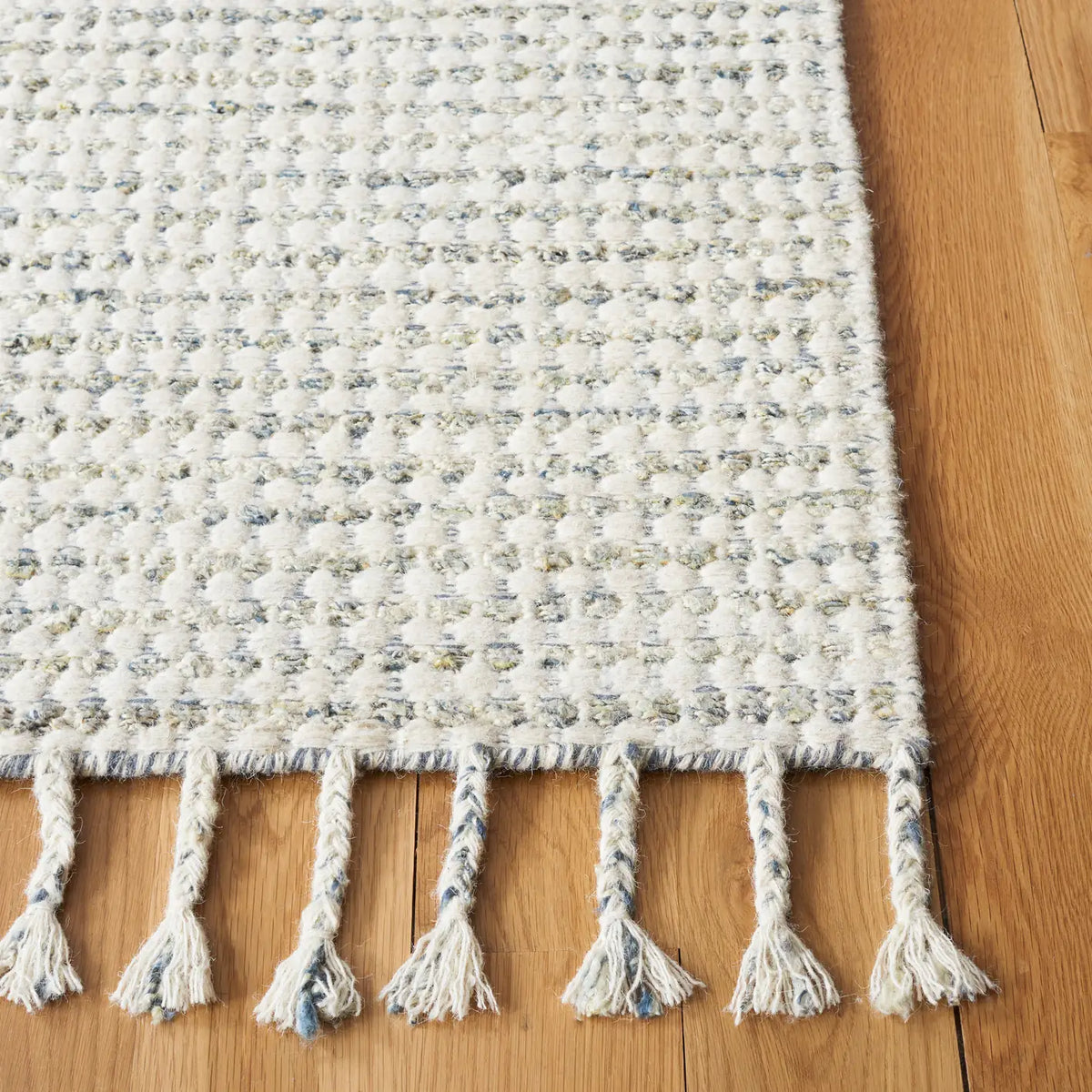 Safavieh Casablanca 4'-0" x 6'-0" Rug in Light Blue / Ivory