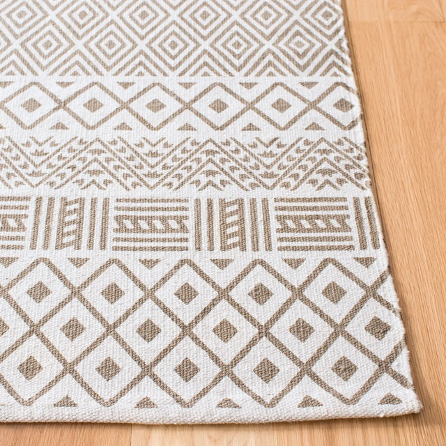 Safavieh Cedar Brook 5'-0" x 8'-0" Rug in Grey / Ivory