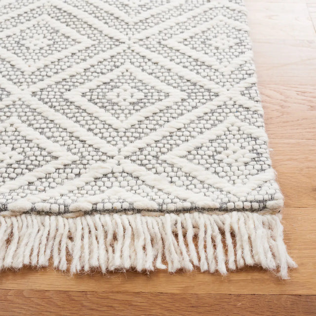 Safavieh Marbella 4'-0" x 6'-0" Rug in Ivory / Grey