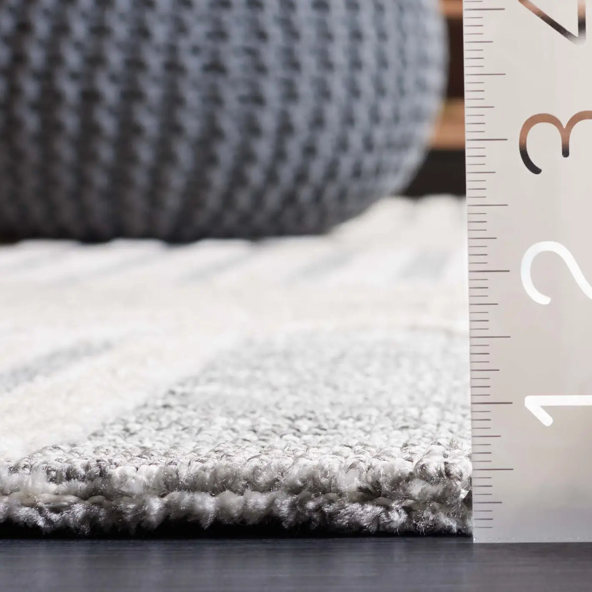 Safavieh Audrey 4'-0" x 6'-0" Rug in Grey / Ivory