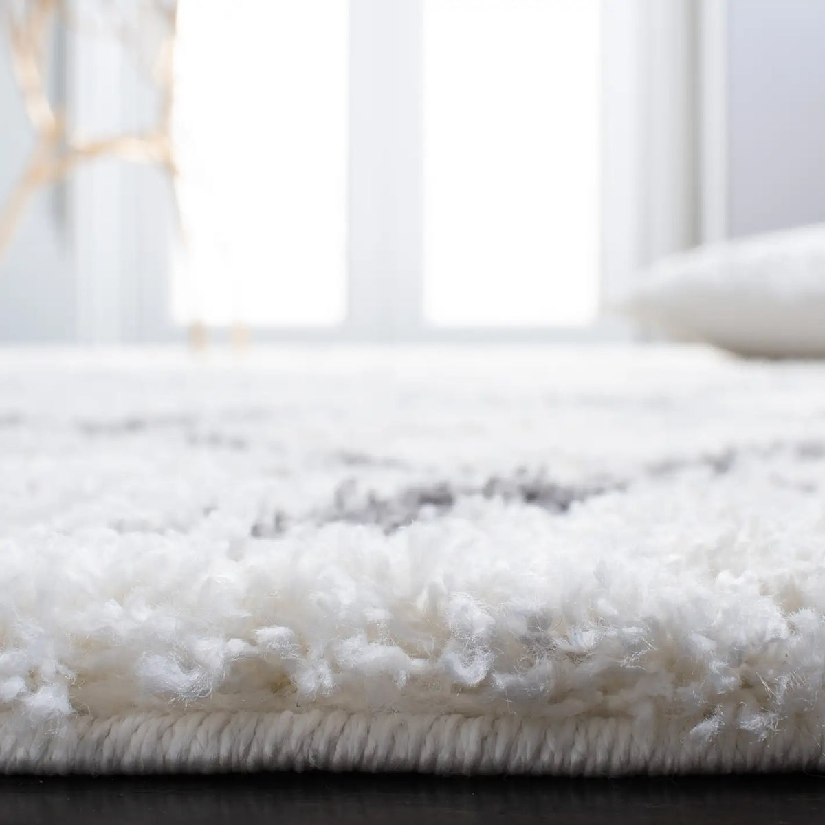 Safavieh Berber Shag 4'-5" x 6'-5" Rug in Cream / Light Grey