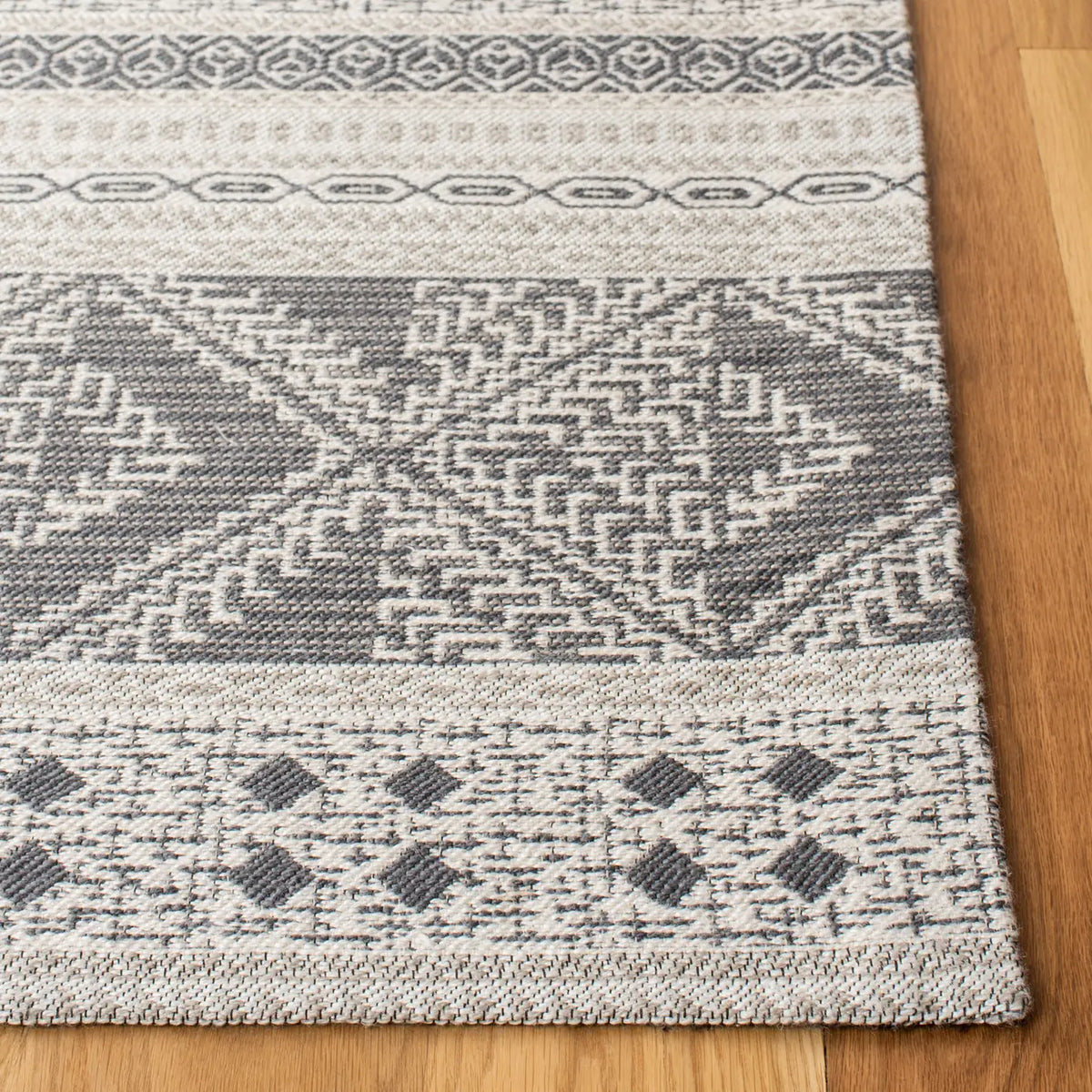 Safavieh Classic Vintage 4'-0" x 6'-0" Rug in Grey