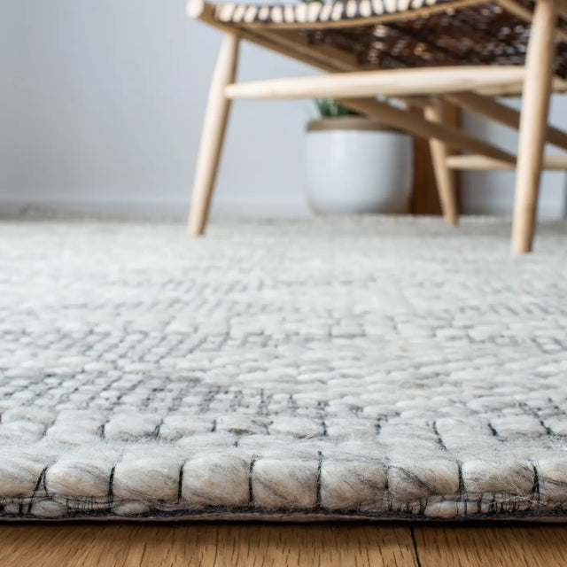 Safavieh Marbella 4'-0" x 6'-0" Rug in Beige / Grey