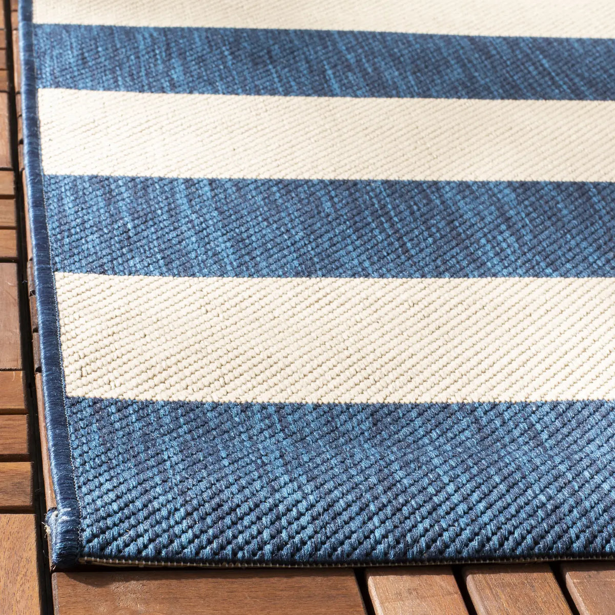 Safavieh Courtyard 5'-0" x 7'-0" Rug in Navy / Beige