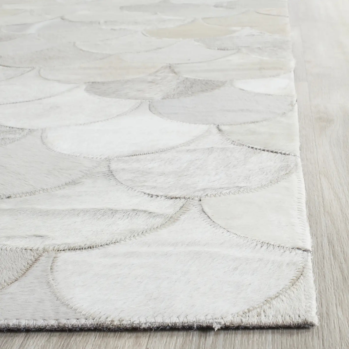 Safavieh Studio Leather 4'-0" x 6'-0" Rug in Ivory / Grey