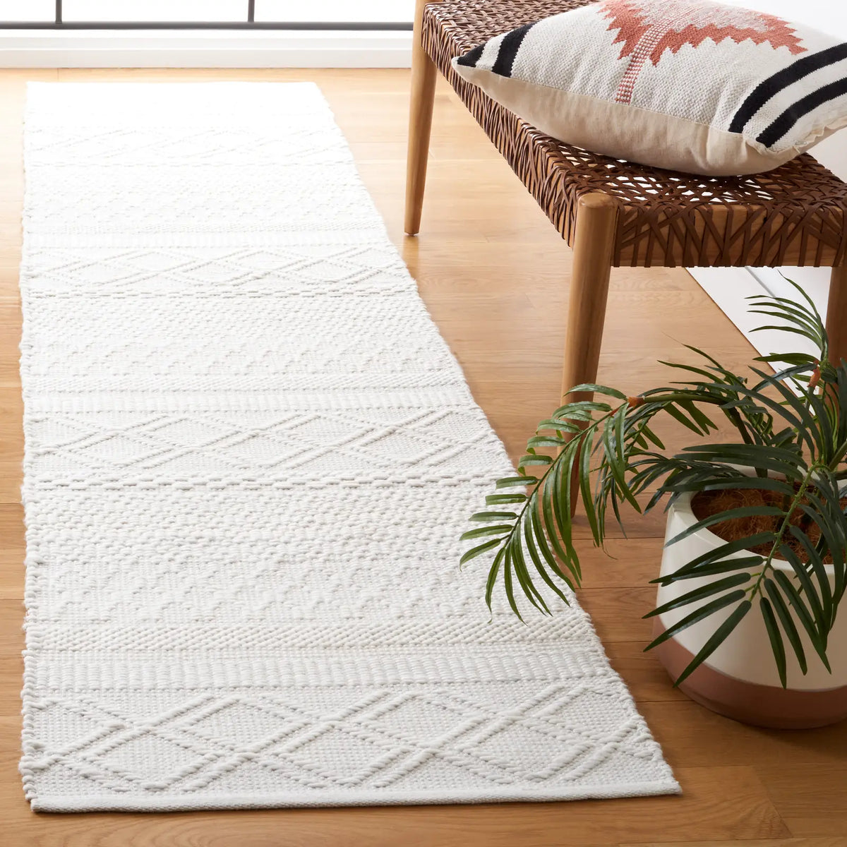 Safavieh Natura 2'-3" x 9'-0" Rug in Ivory