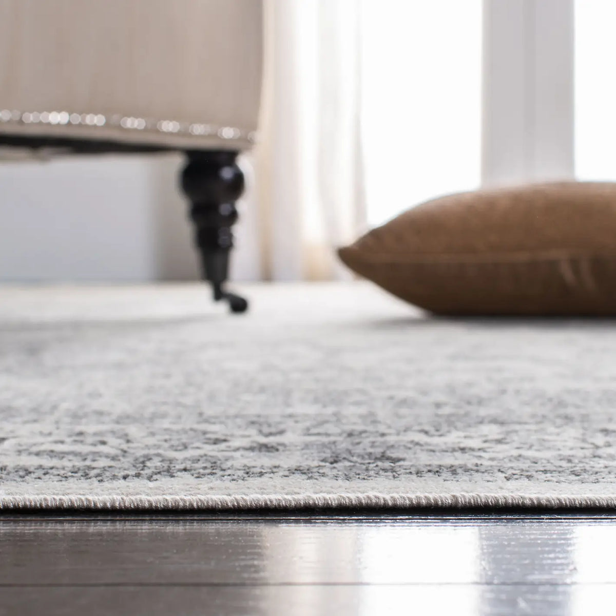Safavieh Atlas 5'-3" x 7'-7" Rug in Ivory / Grey