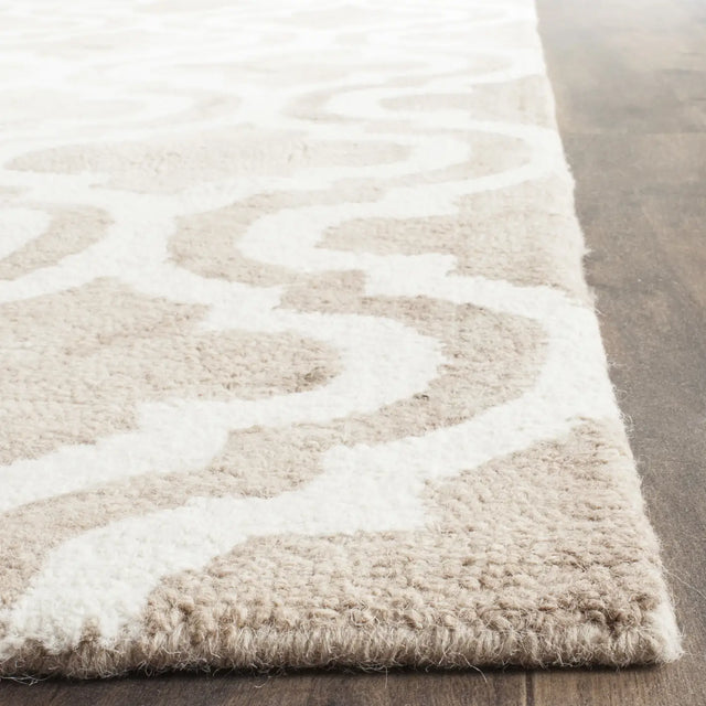 Safavieh Dip Dye 10'-0" x 14'-0" Rug in Beige / Ivory