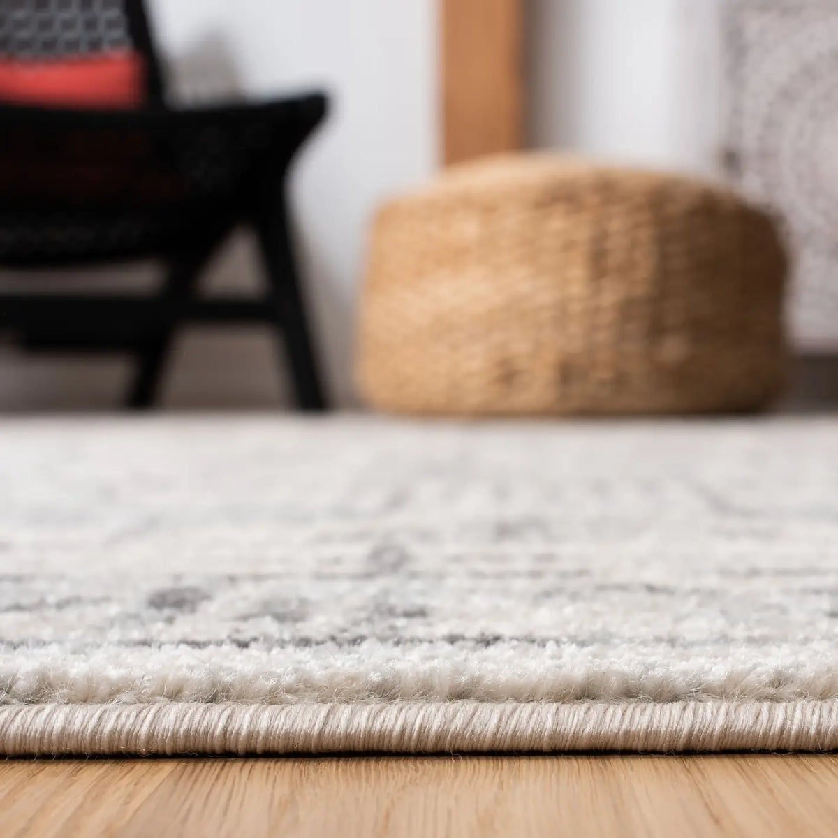 Safavieh Mercer 4'-0" x 6'-0" Rug in Ivory / Grey