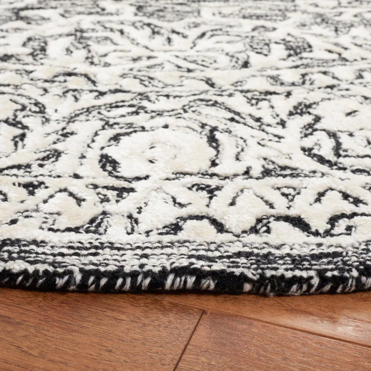 Safavieh Precious 6'-0" x 6'-0" Rug in Black / Ivory