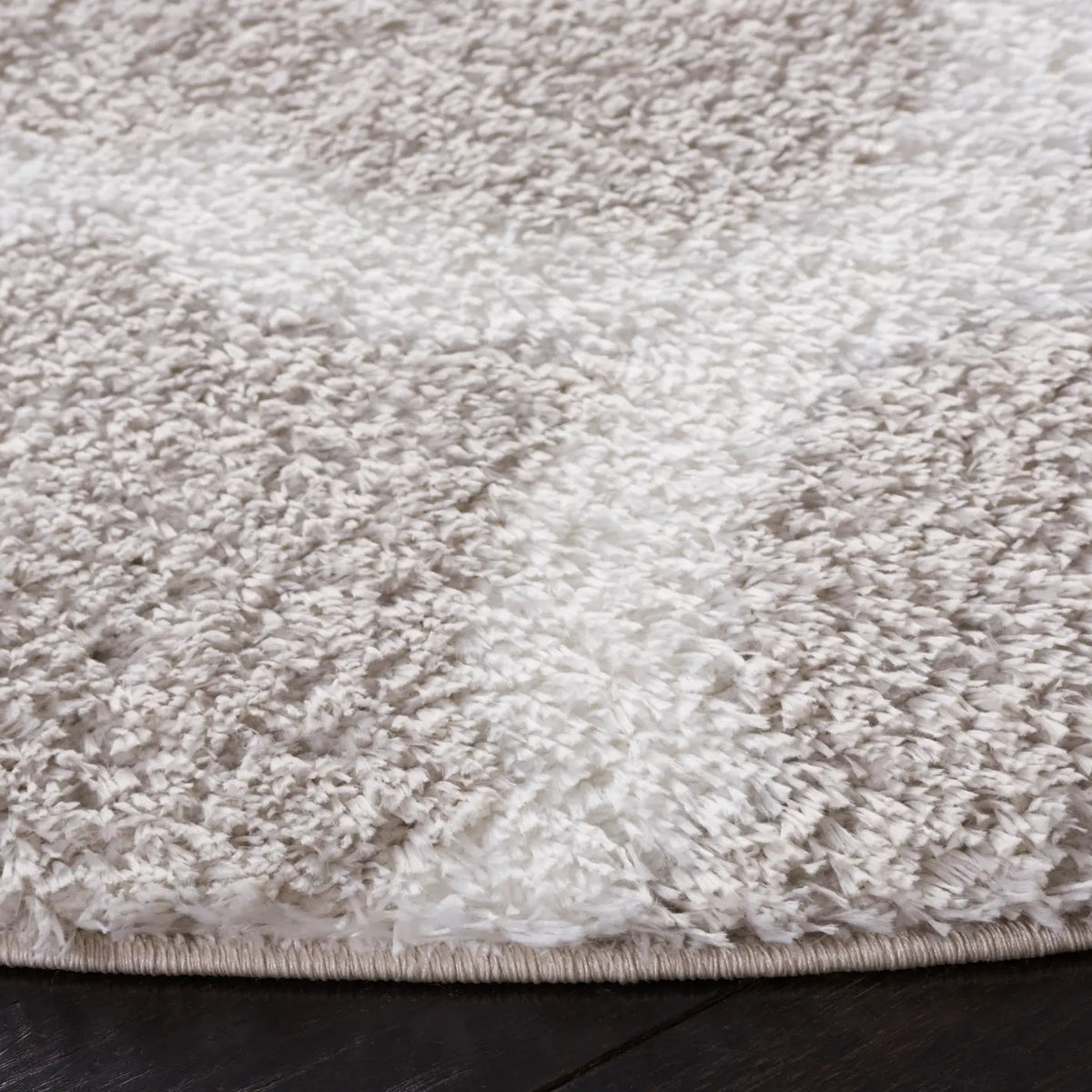 Safavieh Tahoe Shag 6'-7" x 6'-7" Rug in Silver / White