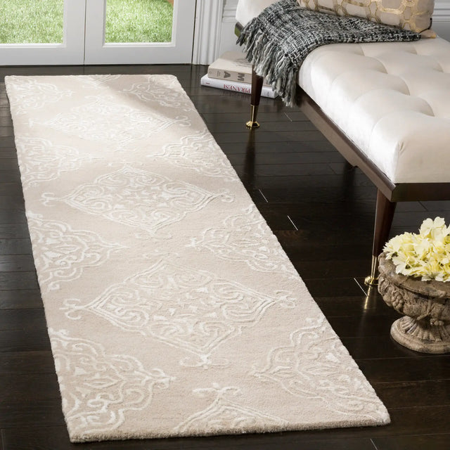 Safavieh Glamour 2'-3" x 8'-0" Rug in Beige / Ivory