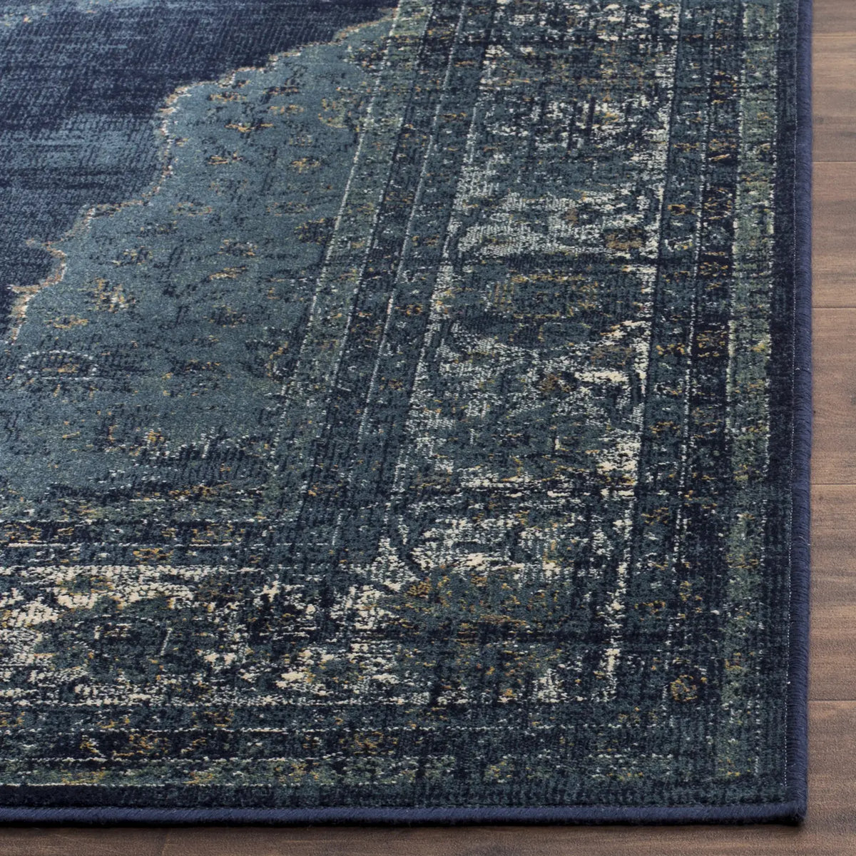 Safavieh Vintage 5'-3" x 7'-6" Rug in Navy
