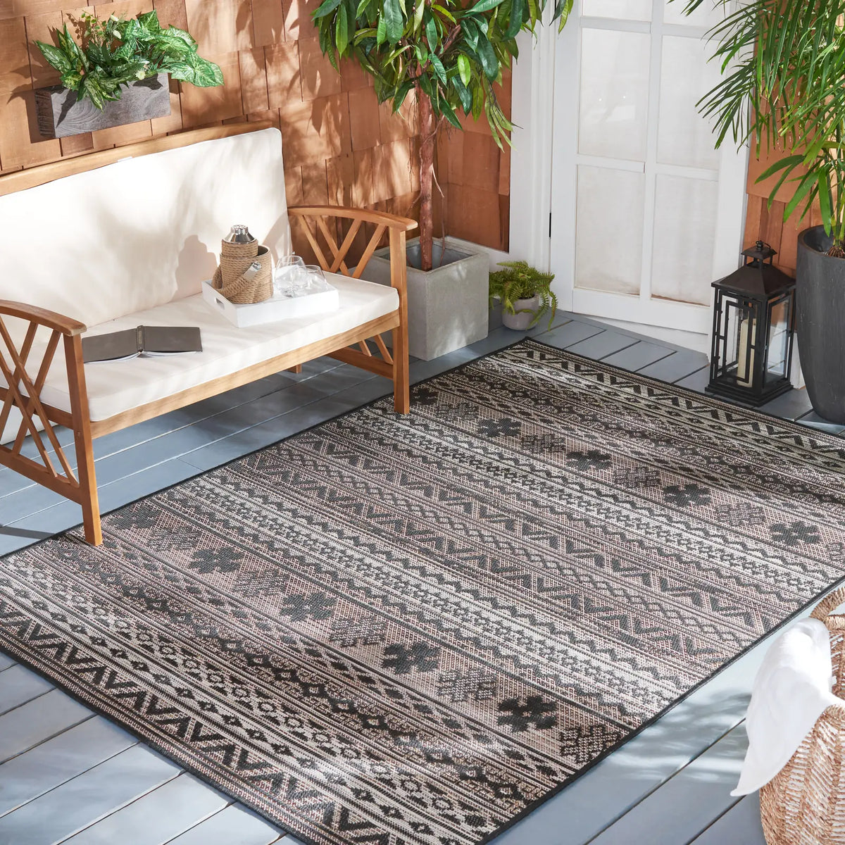 Safavieh Havana 4'-5" x 6'-5" Rug in Brown / Black