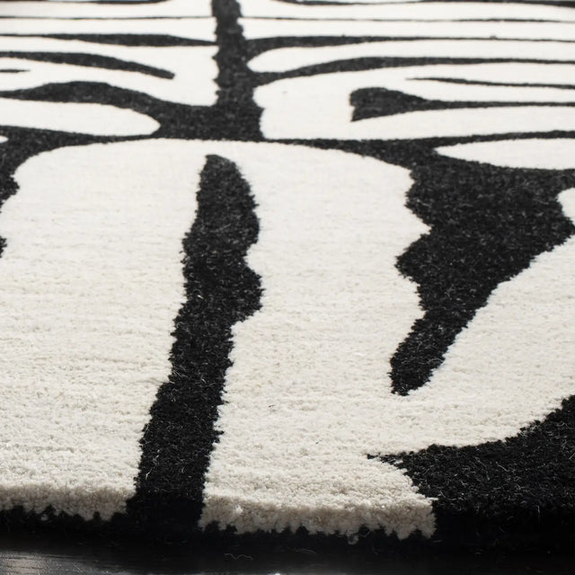 Safavieh Soho 6'-0" x 6'-0" Rug in Black / White