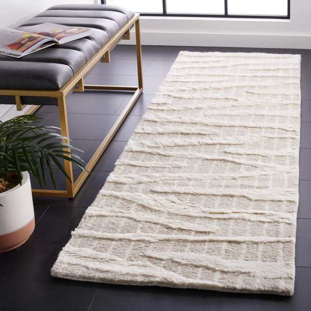 Safavieh Manhattan 2'-3" x 8'-0" Rug in Beige / Ivory