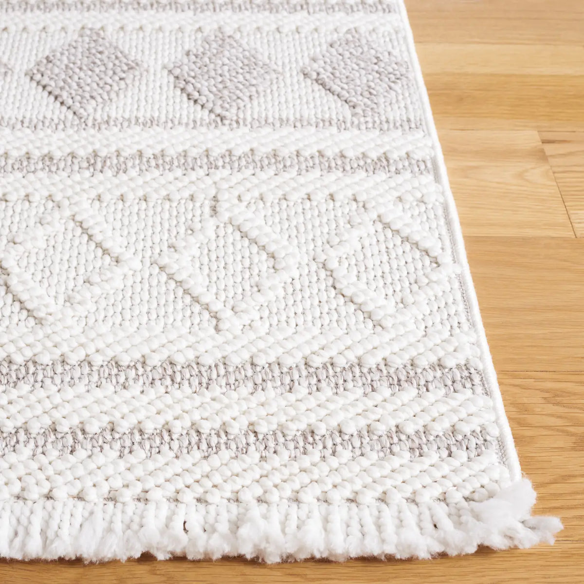 Safavieh Lotus 4'-0" x 6'-0" Rug in Ivory / Beige