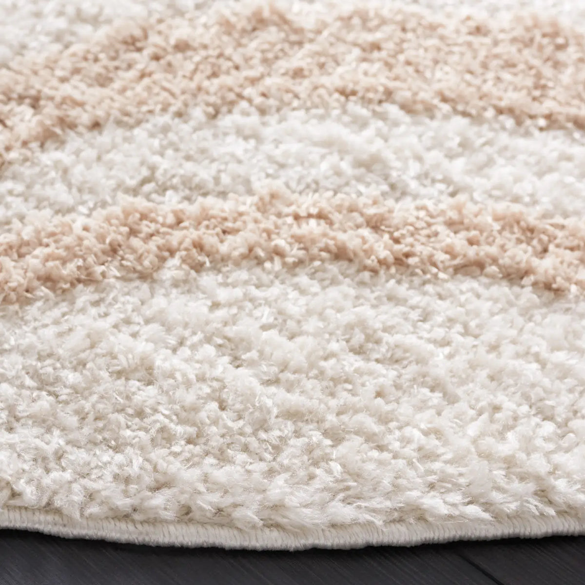 Safavieh Norway 6'-7" x 6'-7" Rug in Beige / Ivory