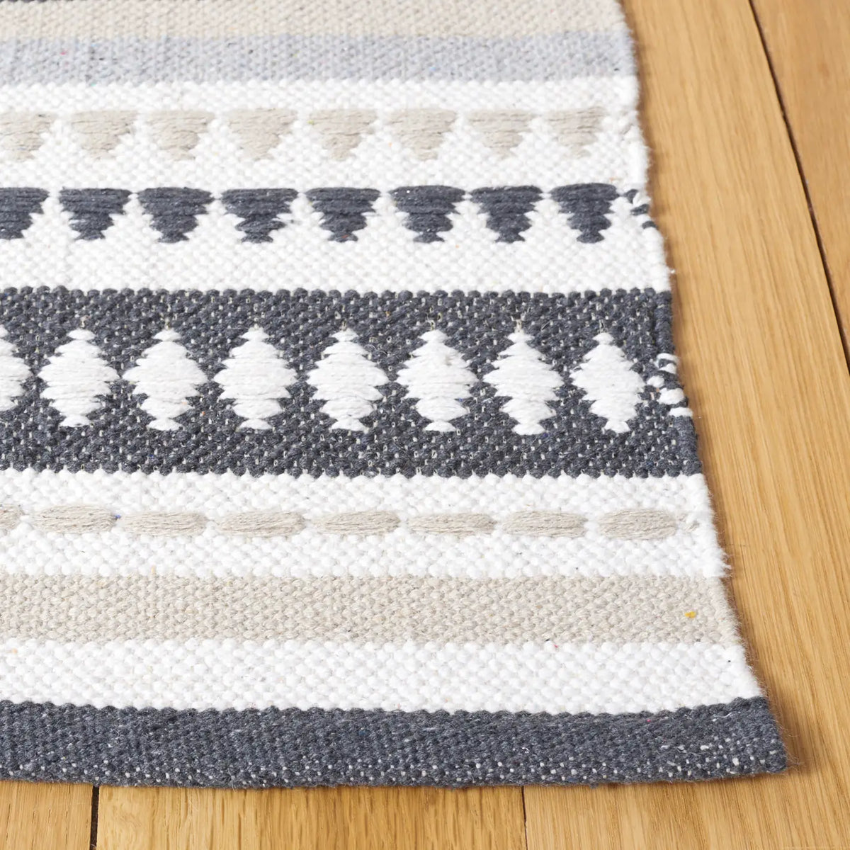 Safavieh Montauk 4'-0" x 6'-0" Rug in Grey / Ivory