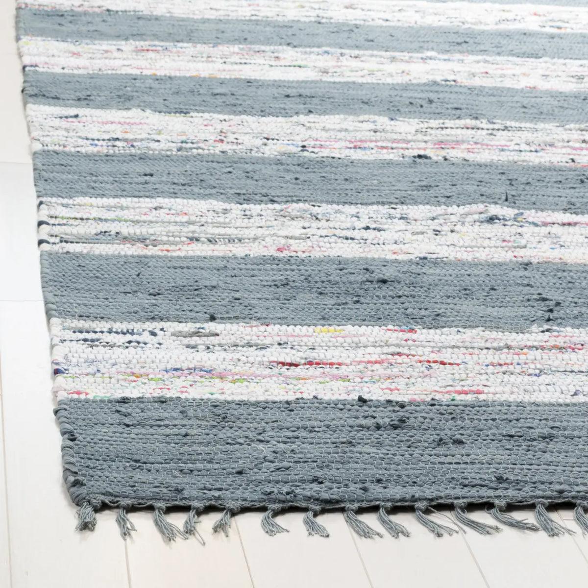 Safavieh Montauk 6'-0" x 9'-0" Rug in Ivory / Grey