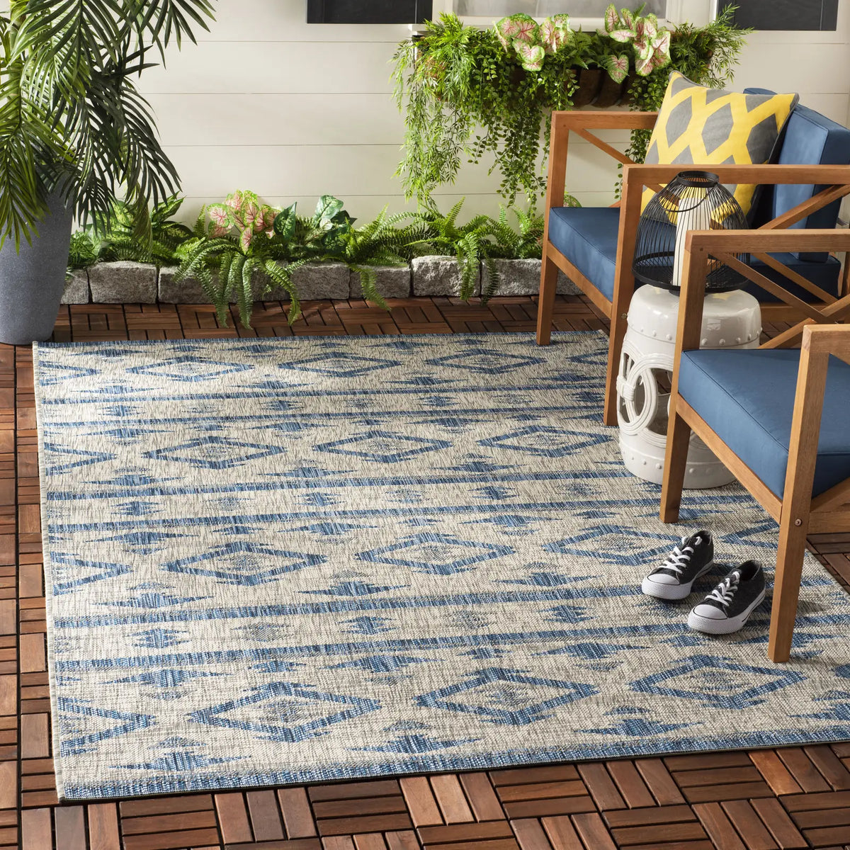 Safavieh Courtyard 5'-3" x 7'-7" Rug in Grey / Navy