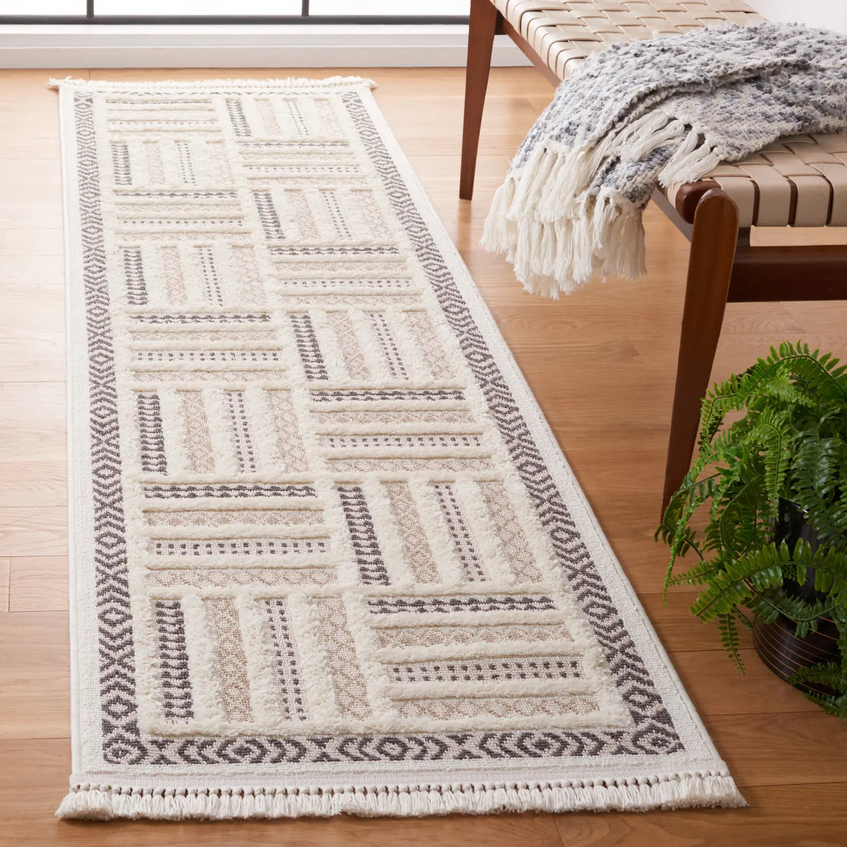 Safavieh Urban 2'-2" x 8'-0" Rug in Beige / Ivory