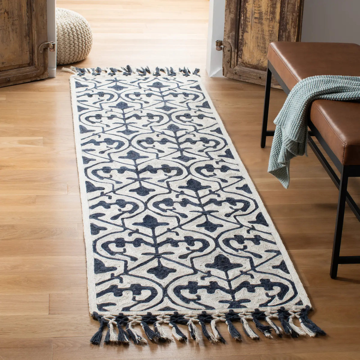 Safavieh Sahara 2'-3" x 8'-0" Rug in Navy / Ivory