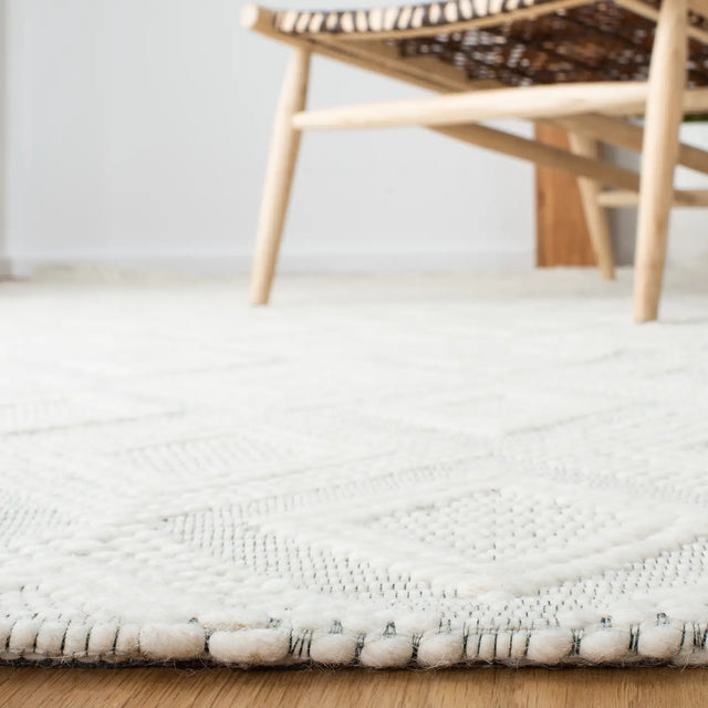 Safavieh Marbella 4'-0" x 6'-0" Rug in Ivory