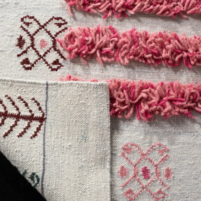 Safavieh Kenya 6'-0" x 9'-0" Rug in Ivory / Pink