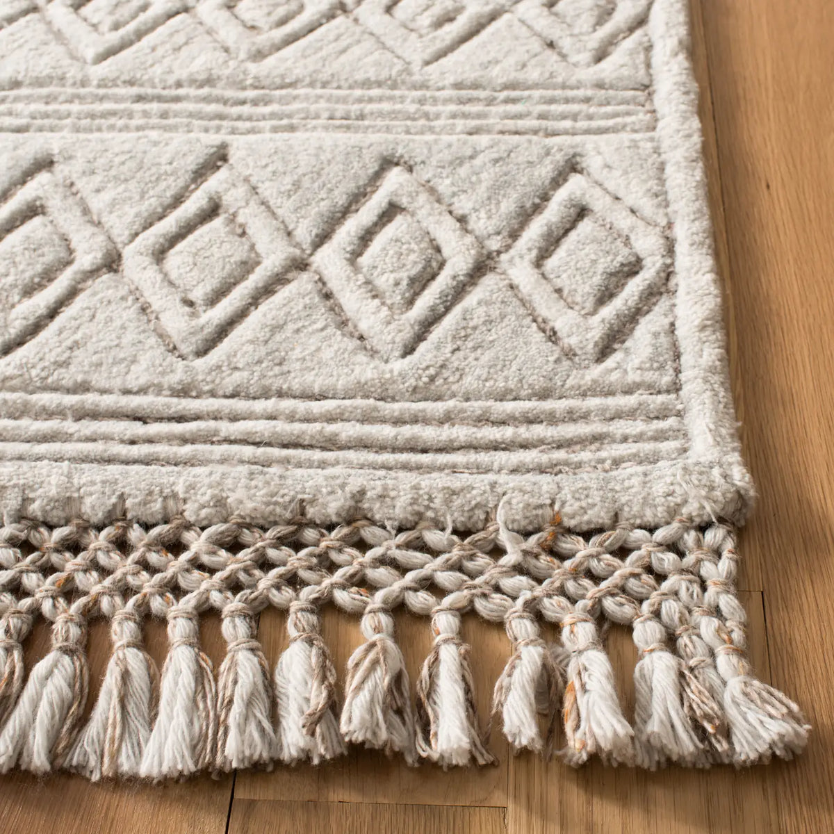 Safavieh Casablanca 5'-0" x 8'-0" Rug in Silver