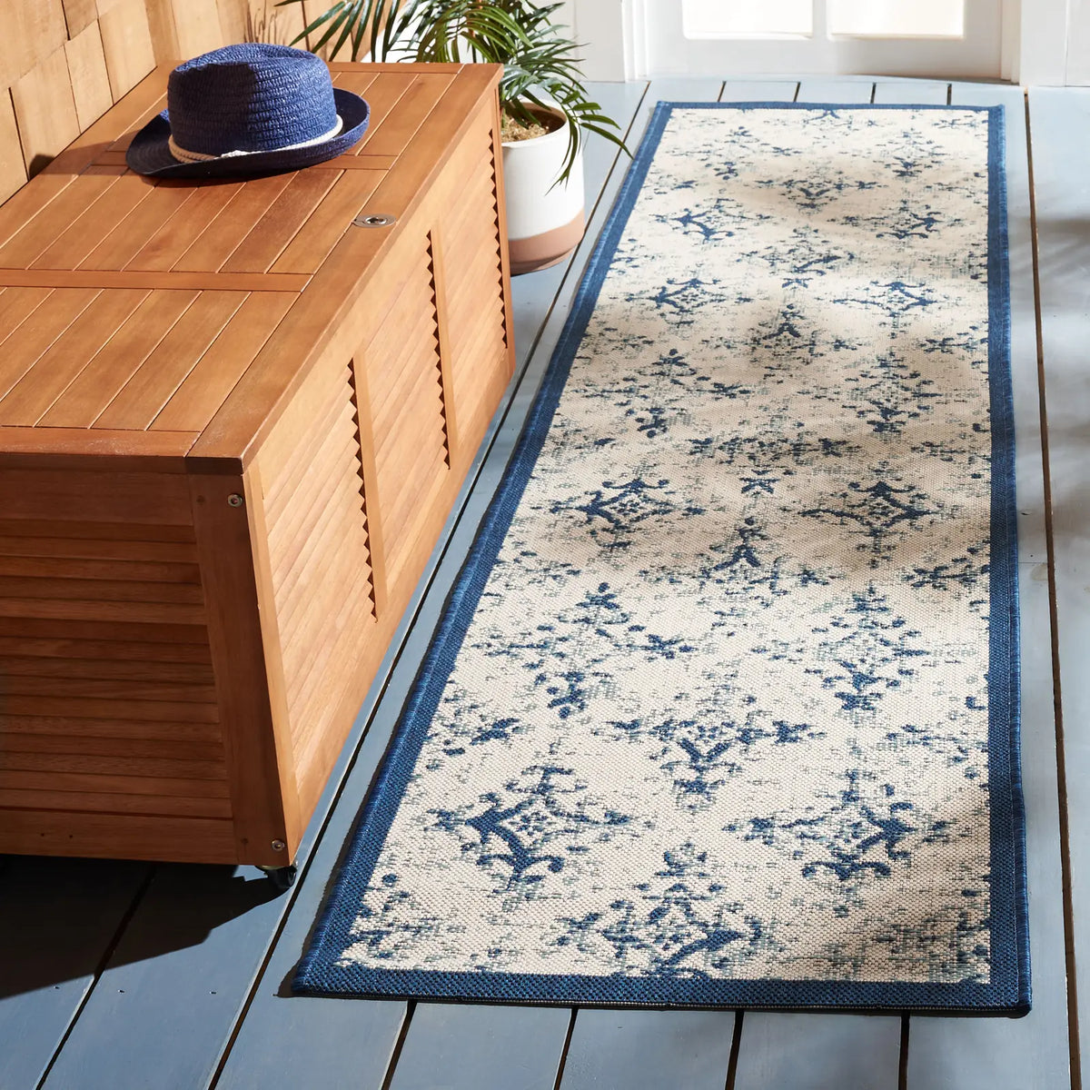 Safavieh Courtyard 2'-2" x 9'-0" Rug in Ivory / Navy
