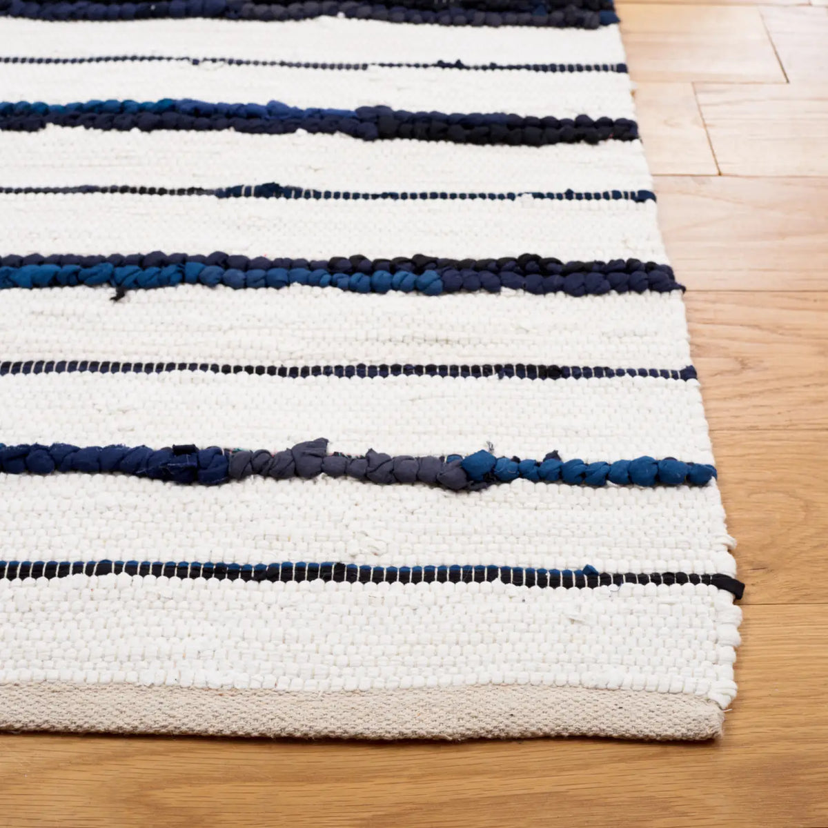 Safavieh Montauk 4'-0" x 6'-0" Rug in Navy / Ivory